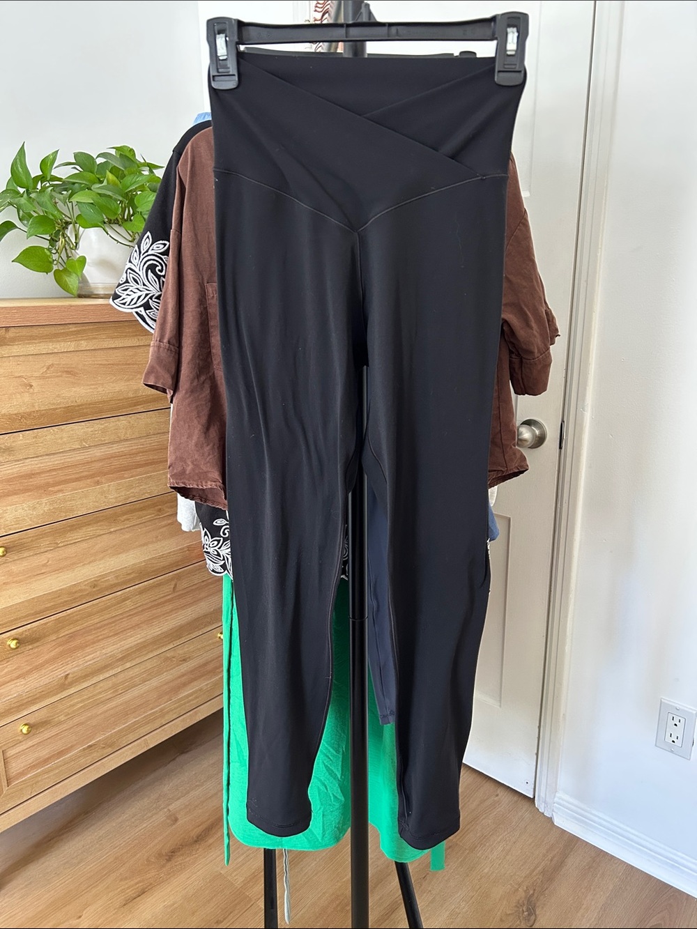 Offline by Aerie Real Me Crossover 7/8 Length Leggings. Size medium. Black. GUC.